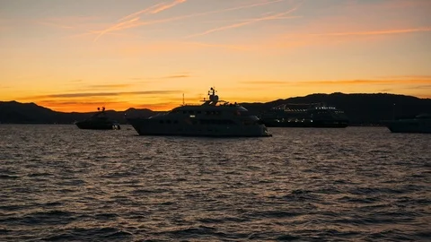 Sunrise Light Shining On Ocean Wave. Ferries On The Water. Vídeos de archivo 112734790