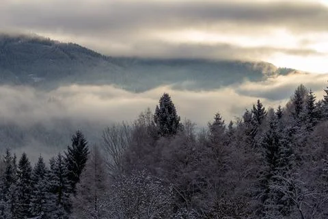 Sunrise makes a breakthrough in the mist between the mountains Foto stock