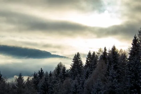 Sunrise makes a breakthrough in the mist between the mountains Foto stock