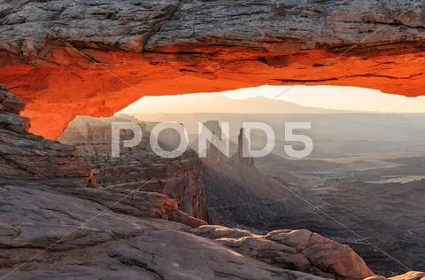 Sunrise at Mesa Arch in Canyonlands Stock Photos