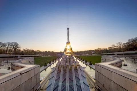 Sunrise in the middle of the Eiffel tower Stock-Fotos