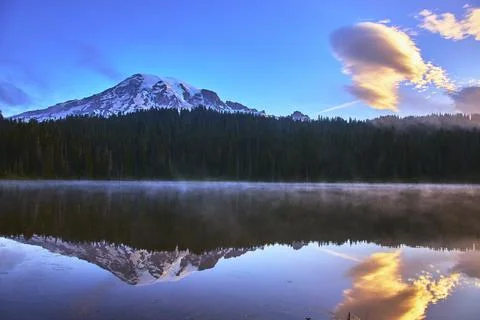 Sunrise Mount Rainier Reflection Lake and Misty Forest at Paradise in Washi.. Stock-Fotos