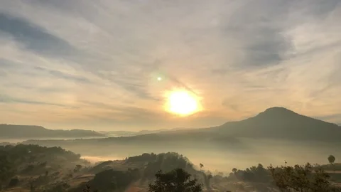 Sunrise with mountain and gently moving fog in valley Vídeo Stock 145997925
