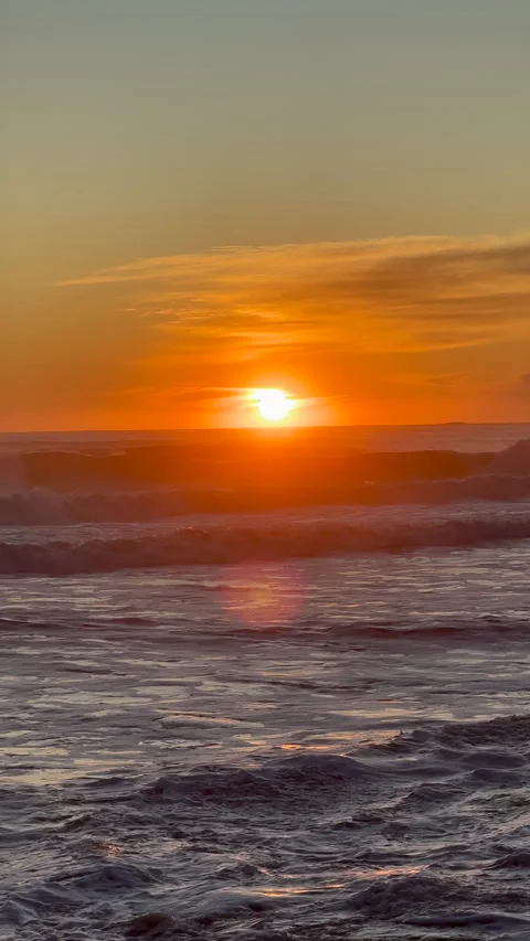 Sunrise on Ocean Behind Clouds Waves Breaking Vidéo 301661355