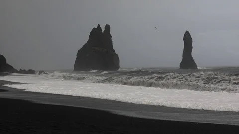Sunrise on the ocean. Waves run on a black sandy beach. 動画素材 95969872