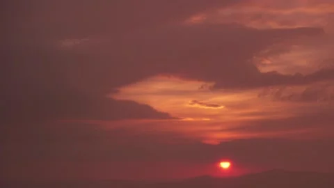 Sunrise in the orange clouds, Vidéo 161469763