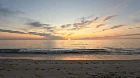 Sunrise Over the Atlantic Ocean in Kill Devil Hills North Carolina Vidéo 344712256