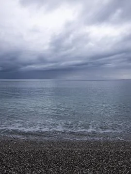 Sunrise over calm ocean with dramatic clouds Foto stock