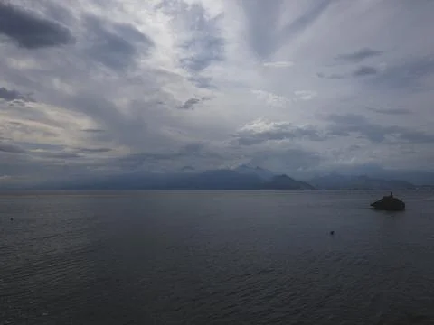 Sunrise over calm ocean with dramatic clouds Foto stock