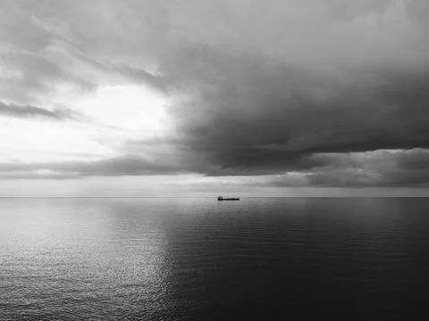 Sunrise over calm ocean with dramatic clouds Foto stock