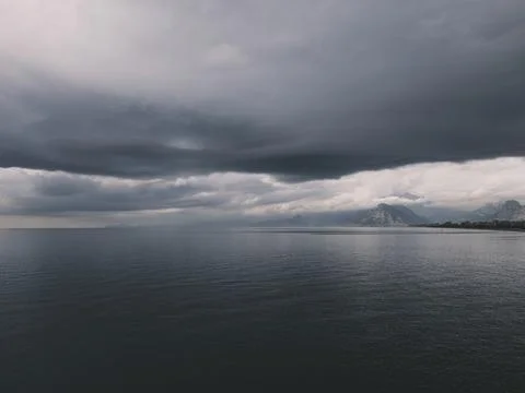Sunrise over calm ocean with dramatic clouds Foto stock