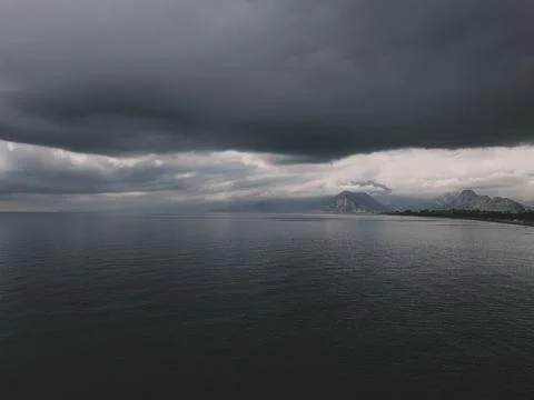 Sunrise over calm ocean with dramatic clouds Foto stock