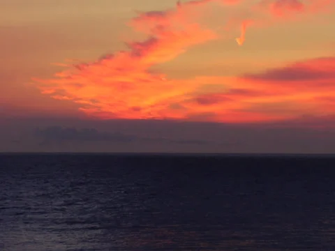 Sunrise Over Dark Water Видео 34260310
