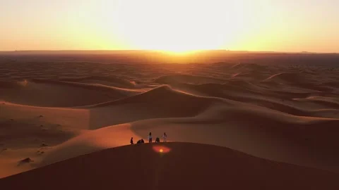 Sunrise over Erg Chebbi dunes with tourists in the Sahara Desert, Morocco Vídeo Stock 339045232