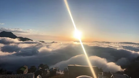 Sunrise Over Flowing Sea of Clouds with Mountain Cabins Timelapse 库存影片 333499849