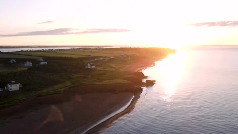 Sunrise over Gulf of St Lawrence and red coast of Prince Edward Island, aerial Vidéo 340514070
