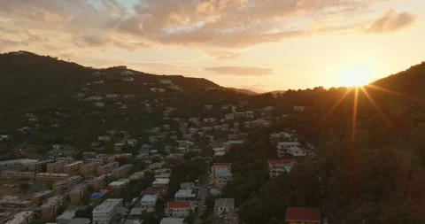 Sunrise Over The Hills Of St. Thomas In The US Virgin Islands, With Houses And 库存影片 333426355