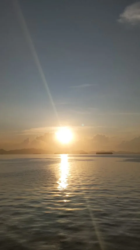 Sunrise over the Indonesian ocean Stock Footage 292475331
