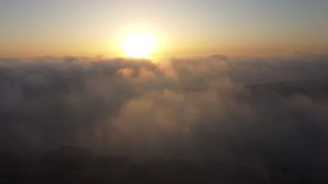 Sunrise over low clouds over water and land 스톡 동영상 175271517