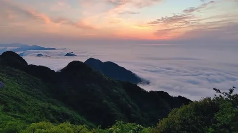 Sunrise Over Lush Emei Mountain Range with a Dramatic Sea of Clouds, Sichuan 動画素材 337599747