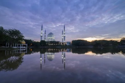 Sunrise over the mosque. 库存照片