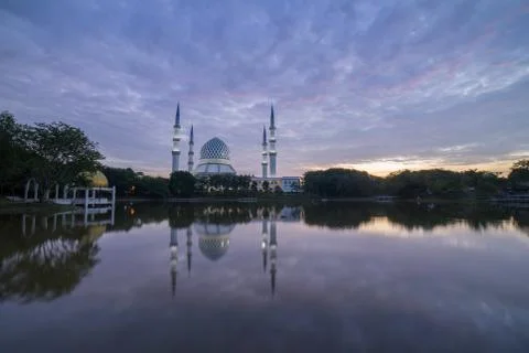 Sunrise over the mosque. 스톡 사진