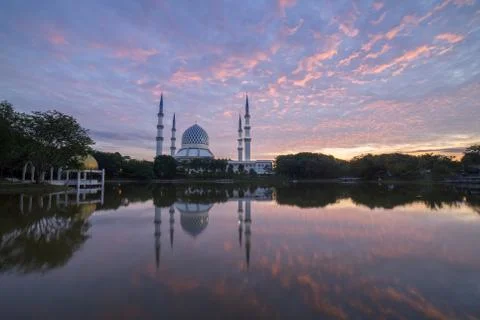 Sunrise over the mosque. 스톡 사진
