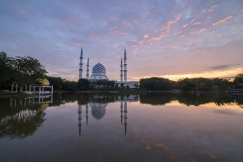 Sunrise over the mosque. 스톡 사진
