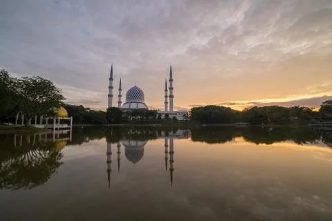 Sunrise over the mosque. 库存照片