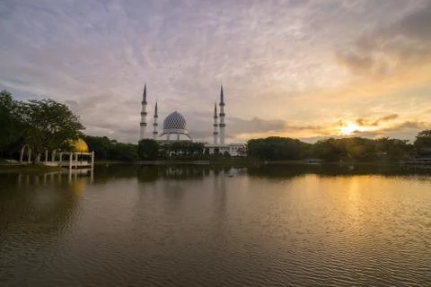 Sunrise over the mosque. 스톡 사진