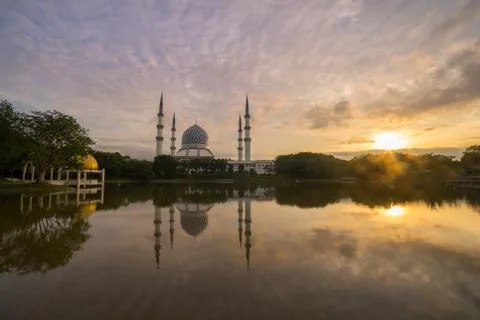 Sunrise over the mosque. 库存照片