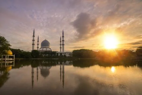 Sunrise over the mosque. 库存照片