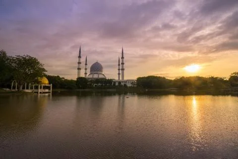 Sunrise over the mosque. 스톡 사진
