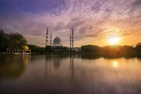 Sunrise over the mosque. 库存照片
