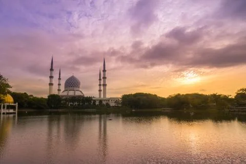 Sunrise over the mosque. 库存照片