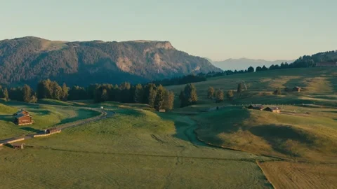 Sunrise over the Mountain Landscape with Peaceful Meadows and Rural Houses 库存影片 331168614