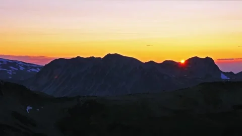 Sunrise over Mountain Peaks, Burroughs Mountain Trail, Mount Rainier National Pa Stock Footage 332089751