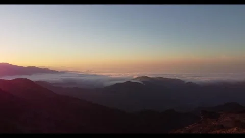 Sunrise over mountains with clouds and pink sky Video stock 320293350