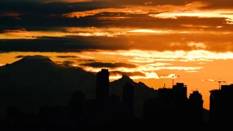 Sunrise over Mt Baker from Vancouver buildings in forground 库存影片 71652018