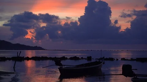 Sunrise over the ocean time lapse on a tropical island, boat in the foreground Video stock 116181053