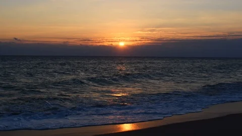 Sunrise over ocean waves Stock Footage 108642663