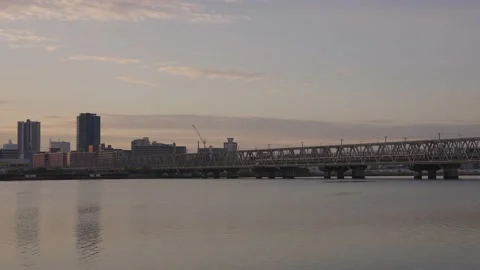 Sunrise over Osaka as Train crosses Yodogawa, Early Morning Japan Vidéo 166992893