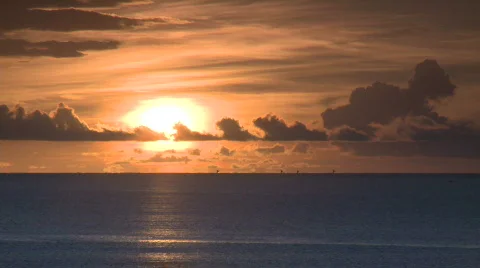 Sunrise over Pacific Ocean with clouds Video stock 476909