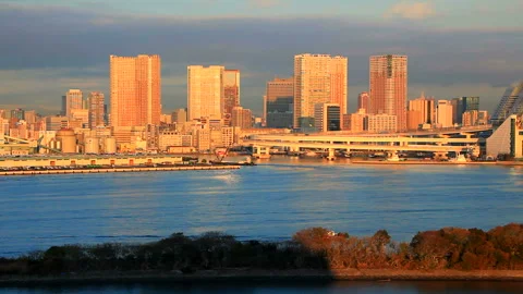 Sunrise over the Rainbow Bridge and Passing Ships 動画素材 330337142