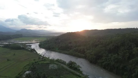 Sunrise Over River and Forest Aerial Landscape Drone Shot Vidéo 330487323