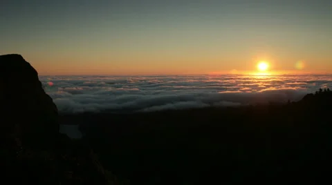 Sunrise over rolling clouds Stock Footage 883827