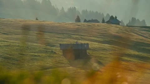 Sunrise over Rolling Green Meadows and Misty Wooden Cabins in the Dolomites Vidéo 331163981