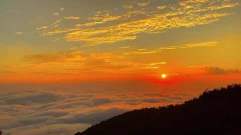 Sunrise over sea of clouds in Dali Yunnan China time-lapse Video stock 333753637