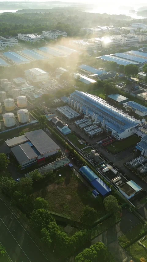 Sunrise Over a Sprawling Industrial Zone, Where Manufacturing Hubs Release .. Vidéo 337284475