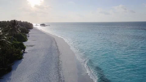 Sunrise over a white sandy beach on Vakkaru Island in the Maldives. Video stock 201736804